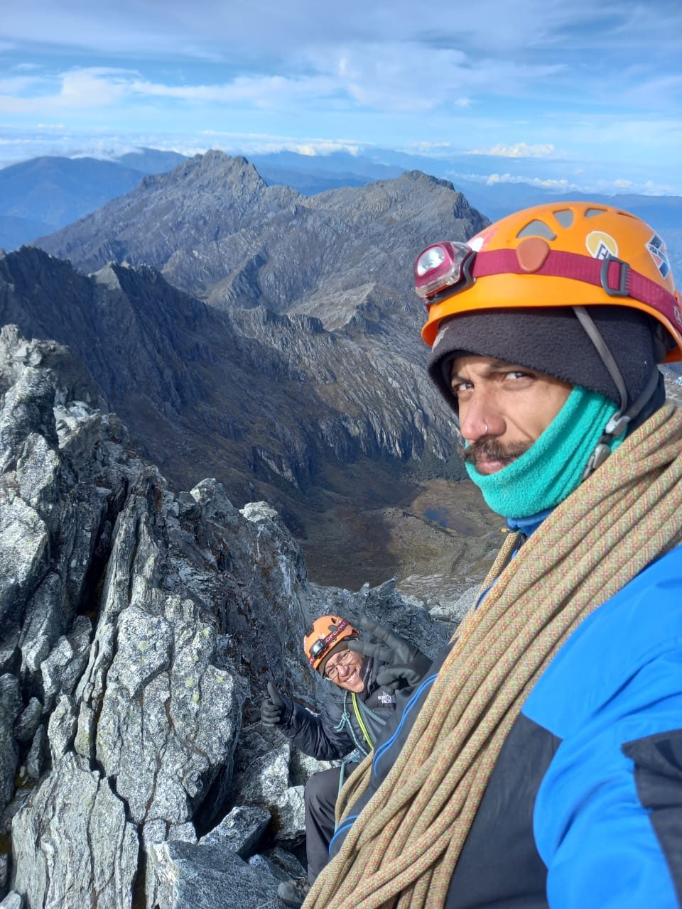 Escalada en roca durante una expedición de Cumbres Trekk